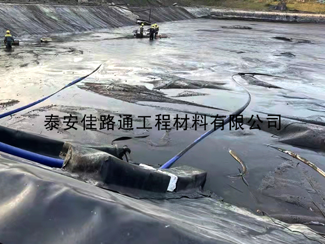 魚(yú)塘鋪設(shè)防滲土工膜時(shí)滲水該怎么辦？