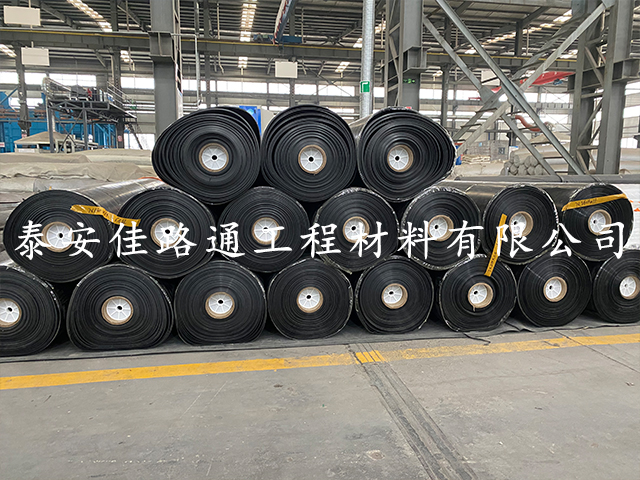 沼氣池建設(shè)工程中為何要選擇黑色土工膜？